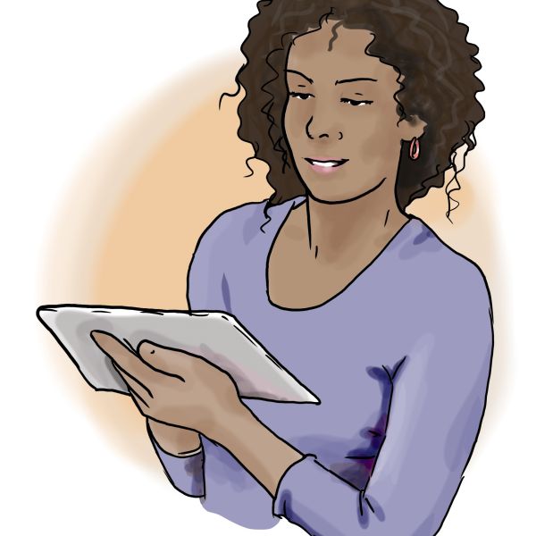 Eine Frau hält ein Tablet in der Hand und schaut auf den Bildschirm des Tablets. 